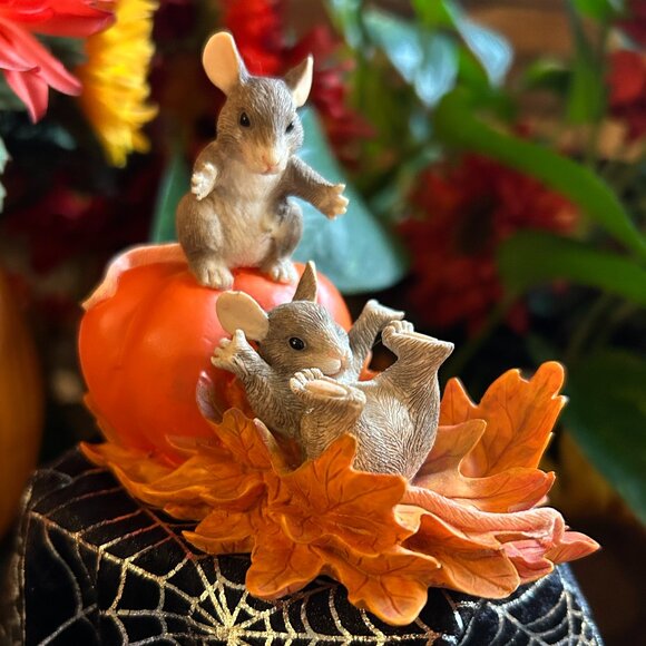 Charming Tails Silvestri Pumpkin Slide Halloween Figurine (85513) - Picture 9 of 15